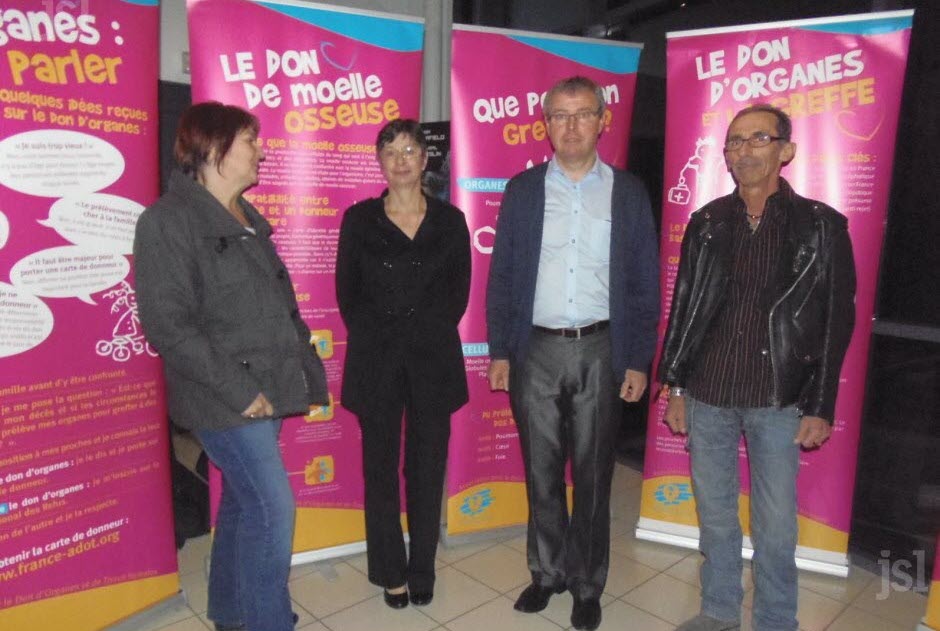 daniel-laroche-et-son-epouse-qui-ont-mis-a-disposition-la-salle-du-cinema-l-odyssee-avec-georges-rollin-et-marie-laure-dutreve-de-france-adot-71-photo-m-j-(clp)-1462194157