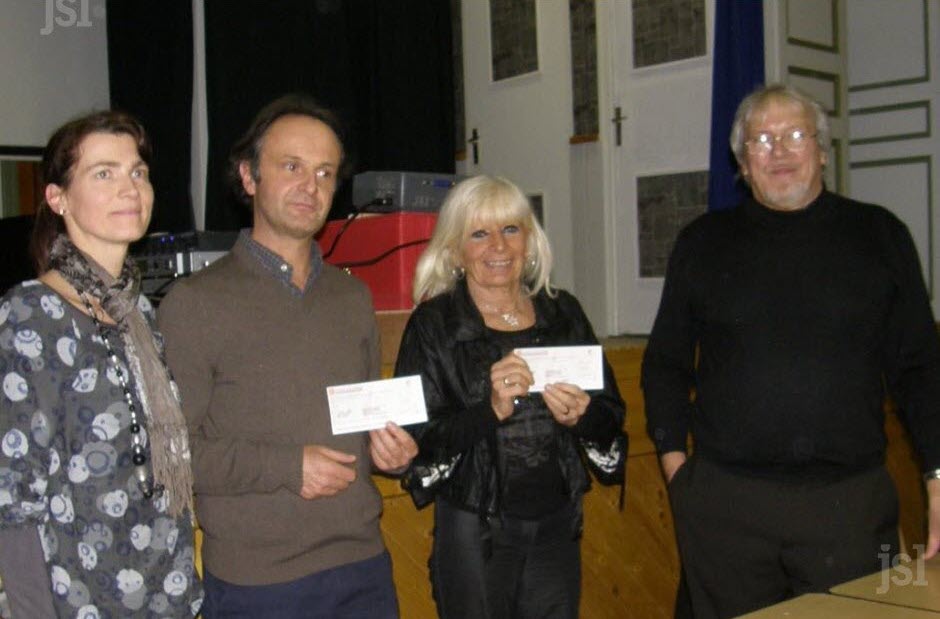 les-professeurs-michallet-et-betrand-se-partagent-pour-la-recherche-contre-la-leucemie-la-somme-de-29-945-collectee-au-travers-du-defi-anthony-photo-m-j-(clp)-1462194157