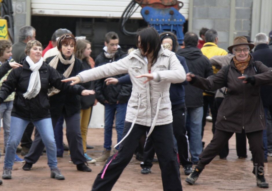 en-plein-flash-mob-moving-photo-d-archives-e-l-(clp)-1462194157