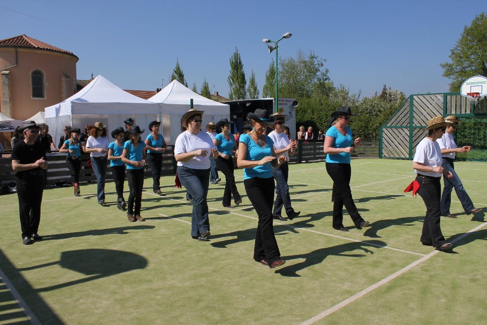 312354_272327589445299_2698602_n